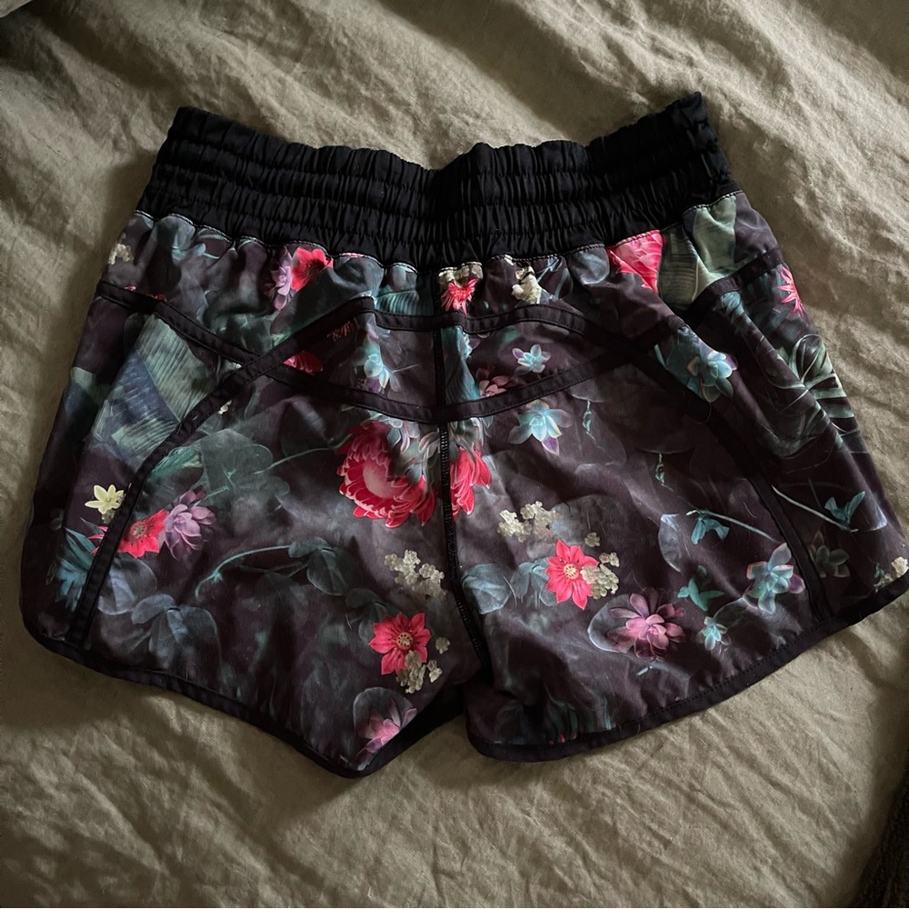 Lululemon Tracker short Size 10 
Floral